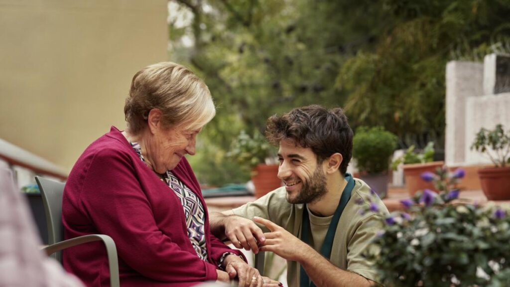 Expertos analizan el impacto de la soledad en la vejez y su complejidad emocional