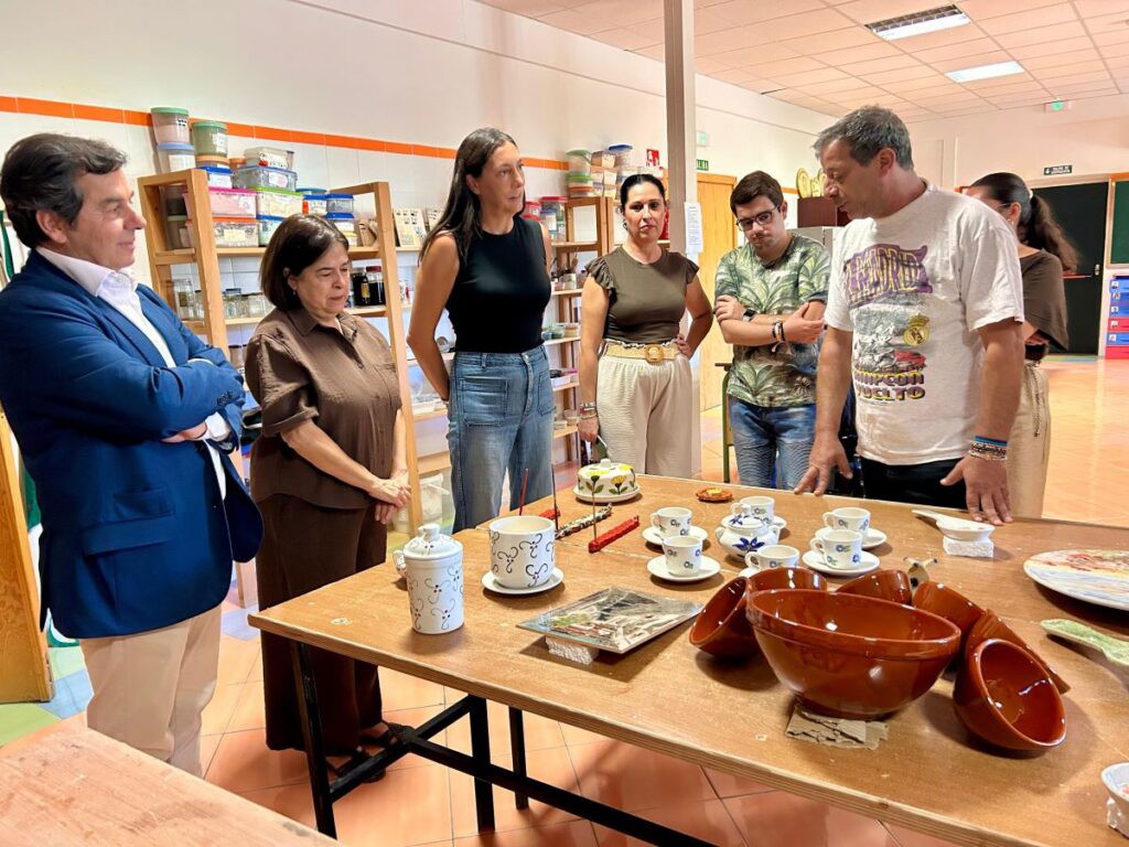Loles López promueve la inclusión y autonomía de personas con discapacidad en Aroche