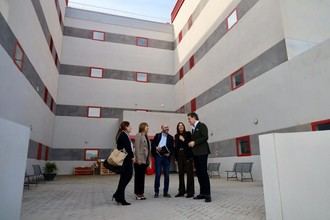 Loles López inspecciona nueva central de teleasistencia en Málaga