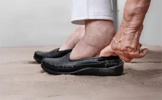 Hinchazón en los pies de ancianos: causas y cuidados esenciales