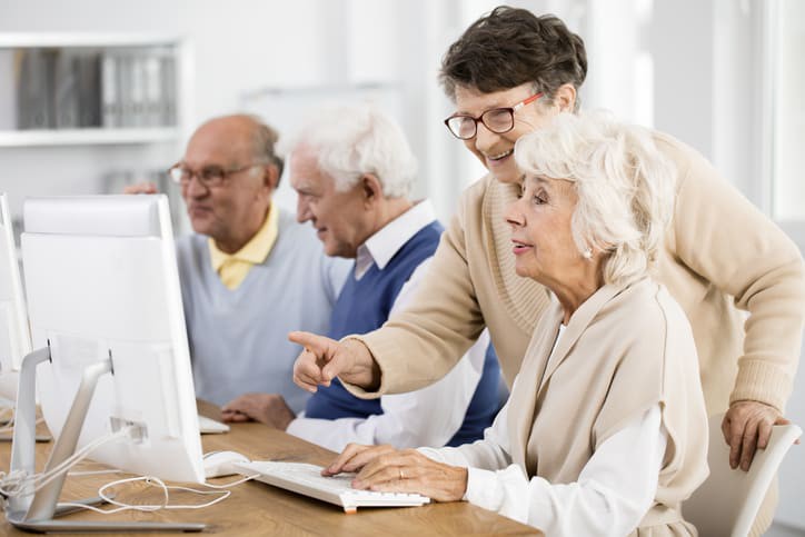 La brecha digital afecta a las personas mayores en la sociedad actual