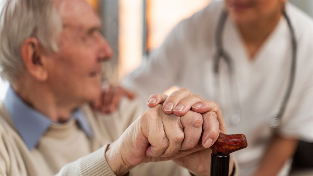 Temblor en la boca de ancianos: causas y cuándo buscar ayuda médica