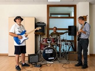 Residencia de mayores en Málaga crea una banda de rock que fomenta la convivencia a través de la música