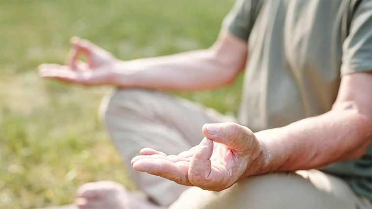 Beneficios del yoga terapéutico para mayores: mejora física y emocional