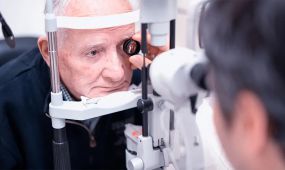 La visión doble en personas mayores, conocida como diplopía, es un síntoma que puede indicar problemas en los ojos, músculos oculares o el cerebro. Aunque 