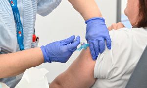 La vacuna contra la gripe disminuye infartos y trombos en pacientes cardíacos, según estudio