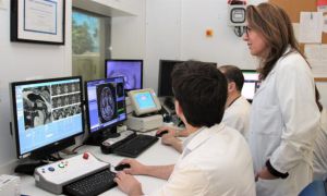 El Clínico San Carlos realiza más de 400 tratamientos para eliminar temblores en pacientes con Parkinson