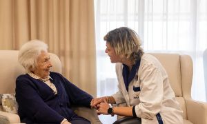 La posición Fowler: clave para mejorar la calidad de vida en personas mayores