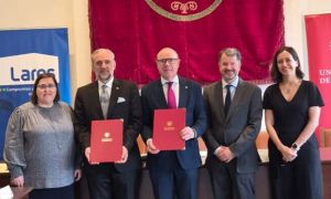 Lares y la Universidad de Granada lanzan una Cátedra para mejorar los cuidados a mayores
