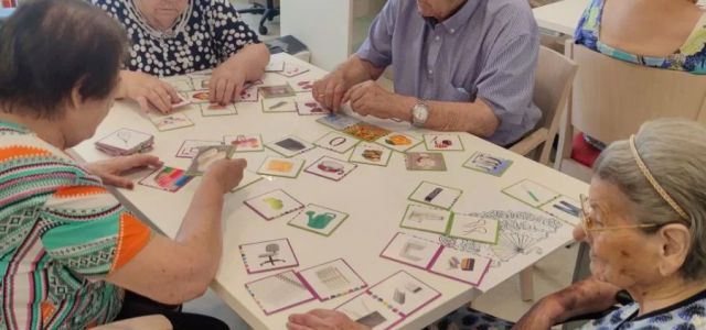 Descubre 15 juegos de memoria diseñados para personas mayores que ayudan a ejercitar funciones cognitivas como la atención, el lenguaje y el recuerdo. Esto