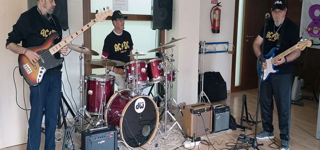 En la residencia DomusVi Sierra de las Nieves en Málaga, un grupo de personas mayores ha formado la banda de rock 'The Triky', convirtiendo la música en un