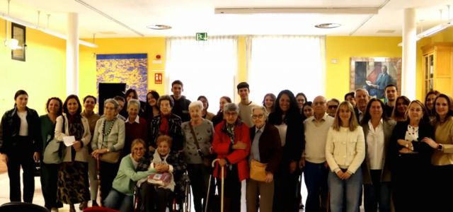 Estudiantes de la Universidad Carlos III de Madrid han llevado música a la residencia de mayores Ballesol Príncipe de Vergara en Madrid, ofreciendo microco