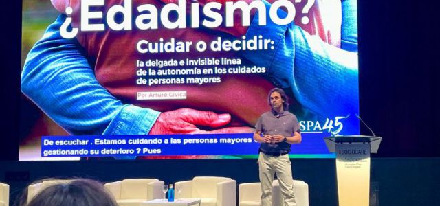 Arturo Gívica participó en el evento SocioCARE 2026, donde abordó la importancia de cuidar a las personas mayores sin sustituir su capacidad de decisión. E