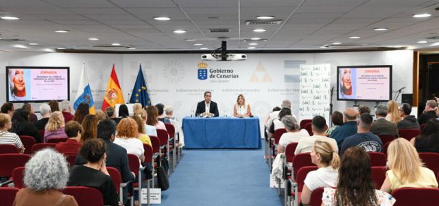 Canarias ha lanzado iniciativas para prevenir el maltrato hacia las personas mayores, destacando la jornada ‘Hacia una cultura del Buen Trato’ presidida po