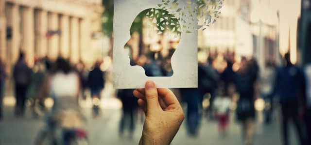 La demencia y la enfermedad de Alzheimer son conceptos diferentes. La demencia es un síndrome que incluye síntomas cognitivos y conductuales causados por d