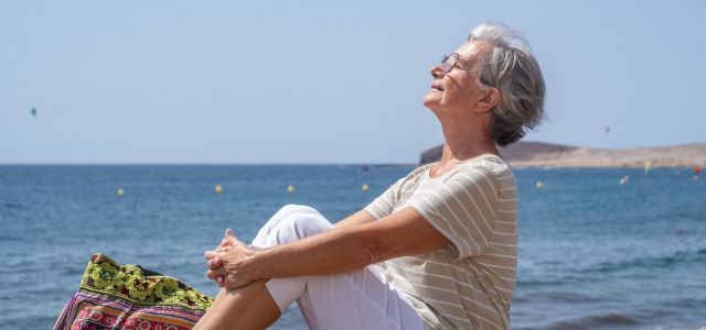 El verano incrementa la preocupación de las familias con padres mayores que viven solos, según un análisis de Durcal Teleasistencia. A medida que los mayor
