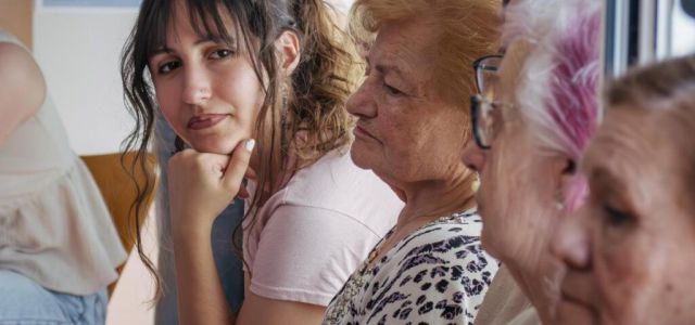La Fundación 'la Caixa' ha llevado a cabo un encuentro intergeneracional en el Centro Social de Personas Mayores El Llano, en Gijón, con el objetivo de com