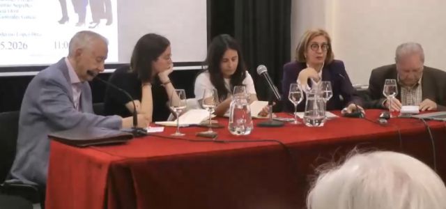 La noticia analiza el supuesto conflicto intergeneracional en España, desmitificando la idea de que jóvenes y mayores están en constante enfrentamiento. A 
