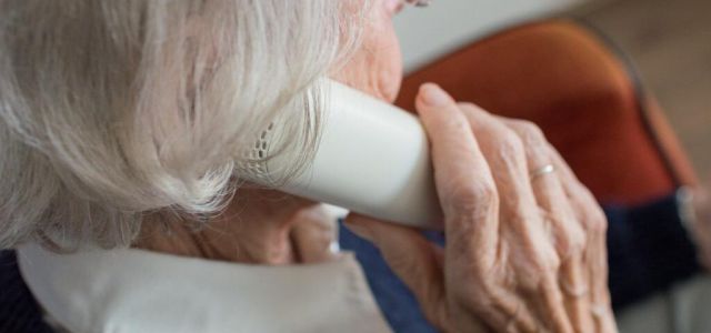 La Comunidad de Madrid ha implementado el programa CREARED para ayudar a 700 mayores de 65 años en municipios rurales a combatir la soledad mediante el uso