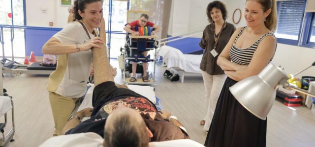 La Comunidad de Madrid ha lanzado 'Lo que nadie te cuenta', un programa innovador que ofrece apoyo psicológico a 60 familias que enfrentan la discapacidad 