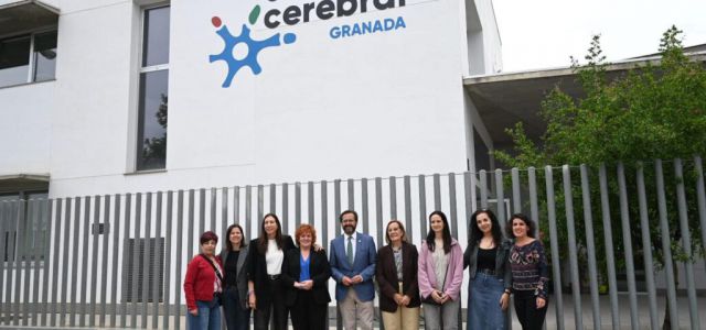 La consejera de Inclusión Social, Loles López, visitó la sede de la Asociación de Daño Cerebral Granada (Agredace) para conocer su labor en la atención a p