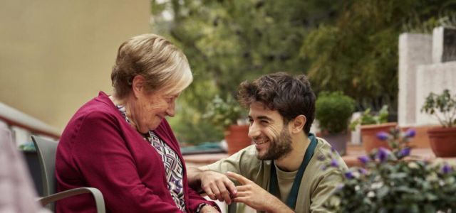 La soledad en la vejez es un tema crucial que afecta a una de cada cinco personas mayores en España. Expertos como Javier Yanguas y Marije Goikoetxea anali