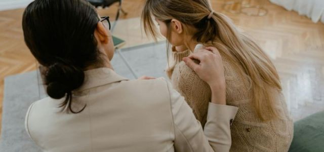 La soledad de las personas cuidadoras es un tema crucial que se aborda en el artículo 'Manos que cuidan, manos solas'. A pesar de estar rodeados de tareas 