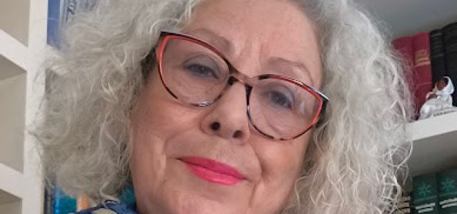 La noticia aborda la relación entre el sistema de dependencia en España y la longevidad femenina, destacando que este sistema tiene un rostro predominantem