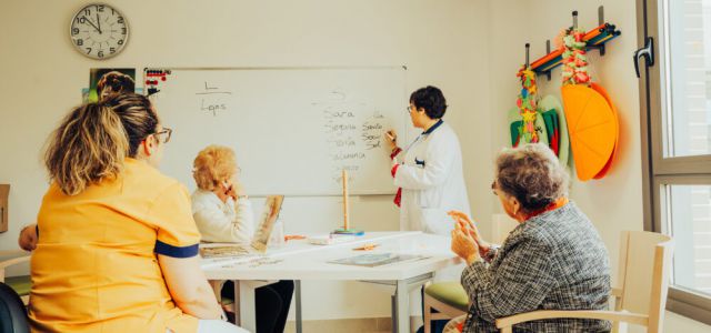La rehabilitación tras un ictus es esencial para recuperar la movilidad y autonomía de los pacientes. Este proceso incluye diversas terapias que abordan ca
