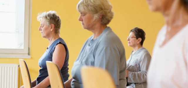 La técnica de relajación muscular progresiva de Jacobson es una herramienta valiosa para cuidadores de familiares con Alzheimer, quienes a menudo enfrentan