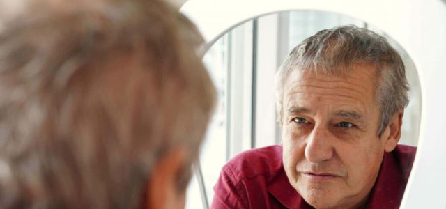 La noticia 'Tengo Alzheimer: reivindicar la identidad y la autonomía desde la conciencia' aborda la complejidad emocional y social que enfrentan las person
