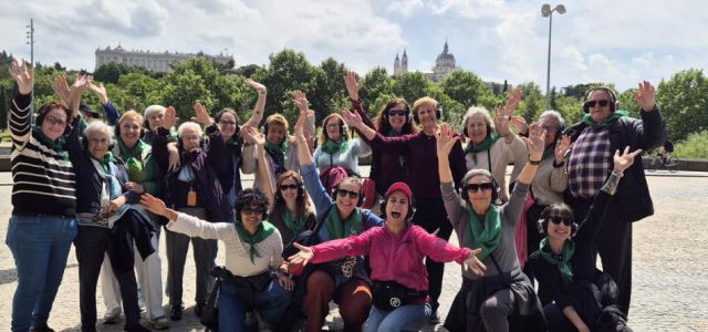 Una silent disco en Madrid Río ha reunido a personas usuarias del Servicio de Ayuda a Domicilio (SAD) y Teleasistencia del Ayuntamiento de Madrid. Este eve
