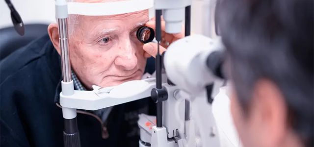 La visión doble en personas mayores, conocida como diplopía, es un síntoma que puede indicar problemas en los ojos, músculos oculares o el cerebro. Aunque 
