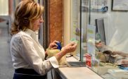 Más de 30.000 mayores reciben la Tarjeta Andalucía Junta 65 en 2026
