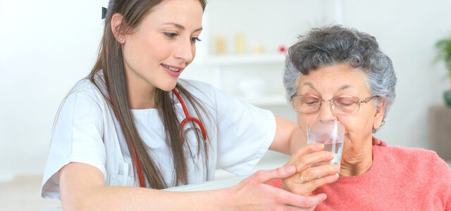 La deshidratación en ancianos es un problema crítico que ocurre cuando el cuerpo pierde más líquidos de los que ingiere. Los adultos mayores son especialme