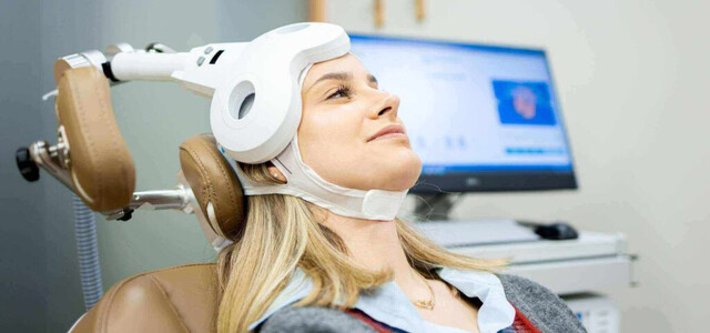 La estimulación cerebral no invasiva, que incluye técnicas como la estimulación magnética transcraneal (EMT) y la estimulación transcraneal por corriente d