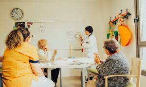 La rehabilitación tras un ictus es esencial para recuperar la movilidad y autonomía de los pacientes. Este proceso incluye diversas terapias que abordan ca