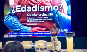 Arturo Gívica participó en el evento SocioCARE 2026, donde abordó la importancia de cuidar a las personas mayores sin sustituir su capacidad de decisión. E