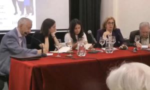 La noticia analiza el supuesto conflicto intergeneracional en España, desmitificando la idea de que jóvenes y mayores están en constante enfrentamiento. A 