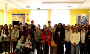Estudiantes de la Universidad Carlos III de Madrid han llevado música a la residencia de mayores Ballesol Príncipe de Vergara en Madrid, ofreciendo microco
