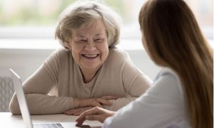 La fisioterapia a domicilio se está convirtiendo en una solución esencial para las personas mayores en España, especialmente en Sant Cugat, donde la demand