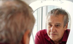La noticia 'Tengo Alzheimer: reivindicar la identidad y la autonomía desde la conciencia' aborda la complejidad emocional y social que enfrentan las person
