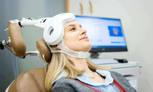 La estimulación cerebral no invasiva, que incluye técnicas como la estimulación magnética transcraneal (EMT) y la estimulación transcraneal por corriente d