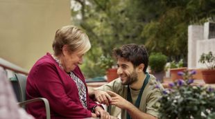 Expertos analizan el impacto de la soledad en la vejez y su complejidad emocional