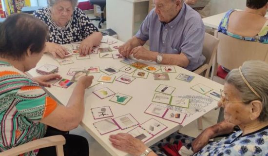 Descubre 15 juegos de memoria diseñados para personas mayores que ayudan a ejercitar funciones cognitivas como la atención, el lenguaje y el recuerdo. Esto