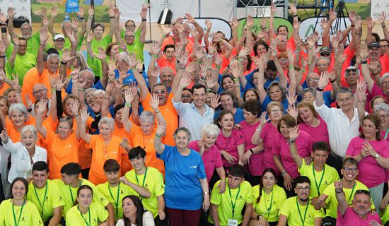 El presidente de la Junta de Andaluc&iacute;a, Juanma Moreno, ha destacado el valor del 'potencial de los mayores' y su experiencia como clave para el futu