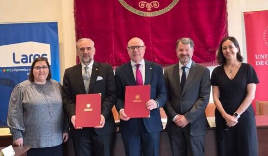La Universidad de Granada y el Grupo Social Lares han creado la Cátedra Lares sobre Gestión, Atención y Cuidados a Personas Mayores, con el objetivo de imp