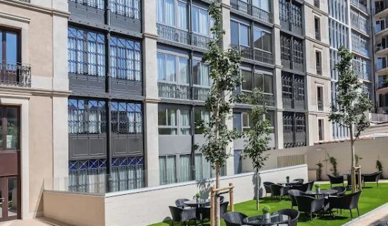 La promotora inmobiliaria UNIQ Residential ha cerrado la venta de la residencia de mayores Sanitas situada en la Rambla de Cataluña de Barcelona. El activo