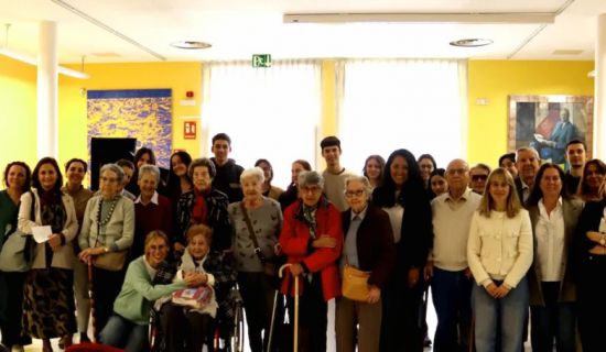 Estudiantes de la Universidad Carlos III de Madrid han llevado música a la residencia de mayores Ballesol Príncipe de Vergara en Madrid, ofreciendo microco