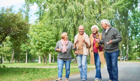 Descubre 10 actividades para personas mayores que promueven un ocio saludable y enriquecedor. Este artículo destaca la importancia de mantenerse activo tra